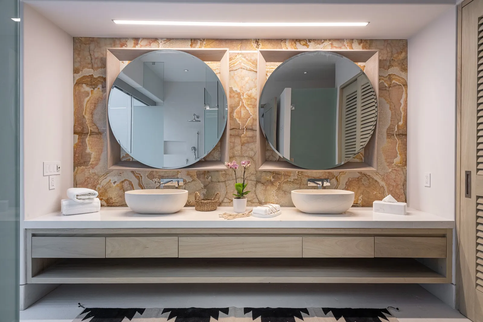 Casa Akai, Ocean View Suite 4: onyx-walled bathroom