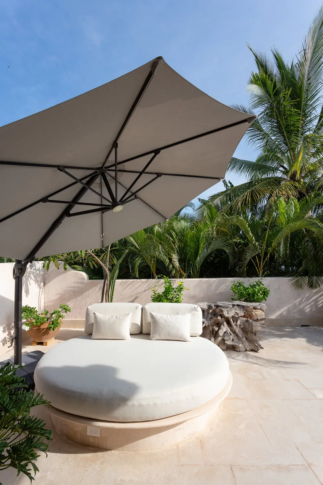 Casa La Vida, Ocean View Suite 4: round daybed on the private terrace