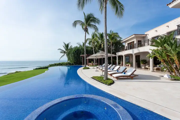 The hot tub at the end of Casa La Vida's infinity pool