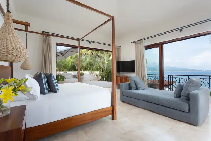 Casa La Vida, Ocean View Suite 4: four-poster king bed with a sea view