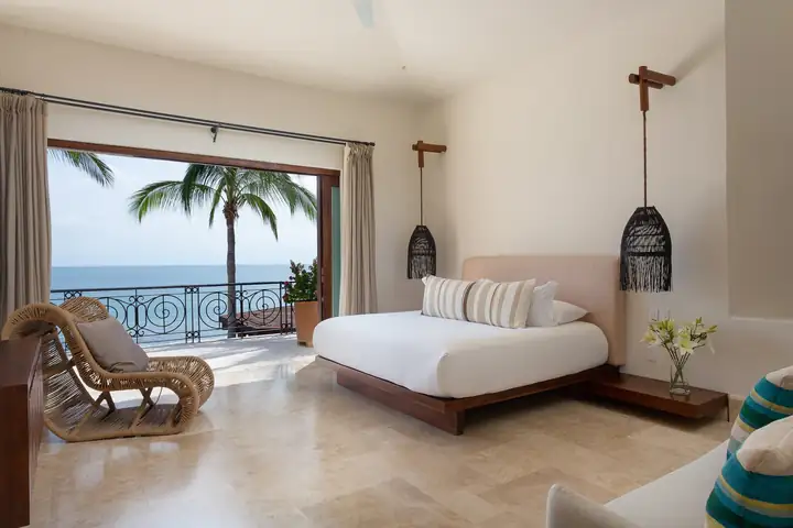 Casa La Vida, Ocean View Suite 5: king bed and balcony over the sea